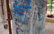 Obelisco con graffiti