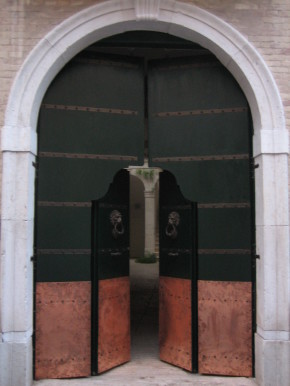 Restauro conservativo portale ligneo